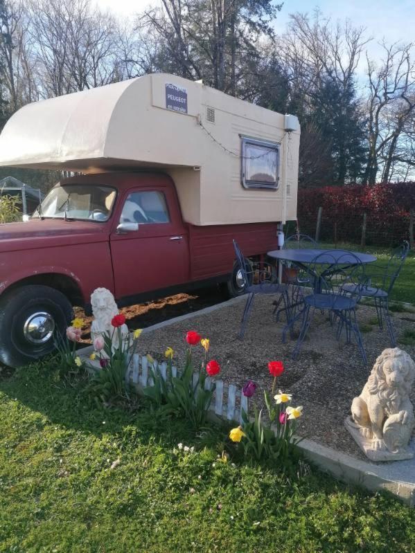 Le Pick Up 403 Vintage Hotel Oradour-sur-Glane Exterior photo